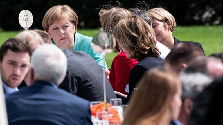 Bundeskanzlerin Angela Merkel unterhält mit Gästen: Zum Ende sagte sie: Das war eine schöne Kaffeetafel".