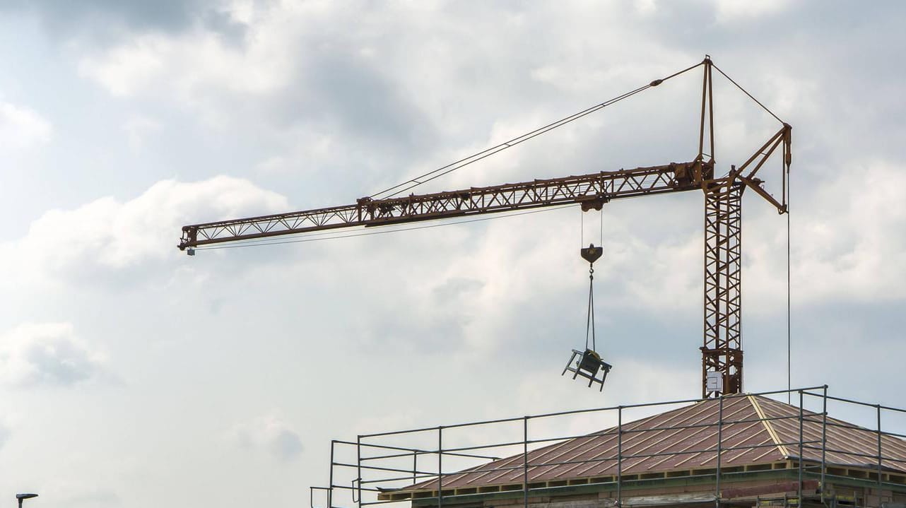 Baustelle mit einem ferngesteuerten Kran (Symbolbild): Gegen den 40-jährigen Bauarbeiter läuft nun ein Verfahren wegen einer Ordnungswidrigkeit.