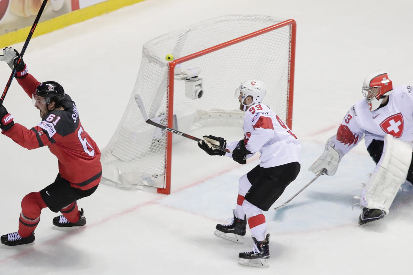 Mark Stone (l.) darf jubeln, die Schweiz muss trauern.