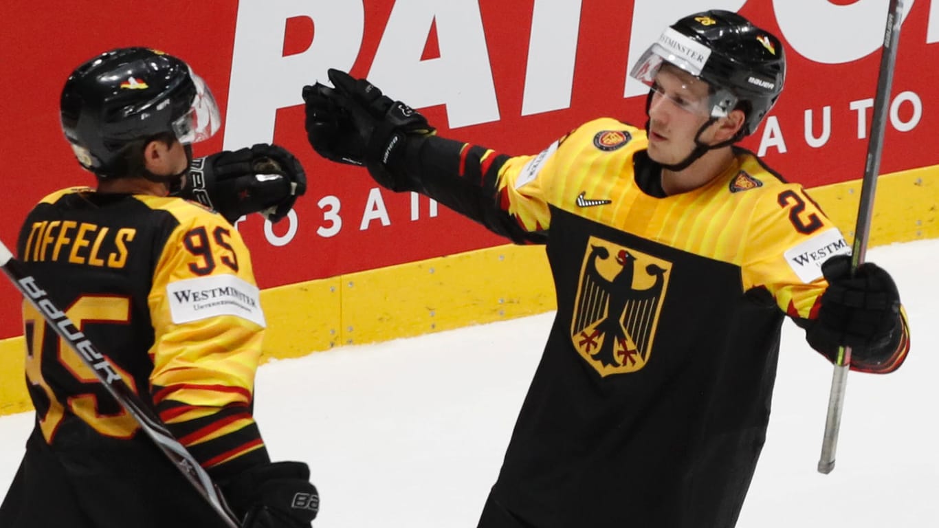 Frank Mauer und Frederik Tiffels bejubeln das 1:1.