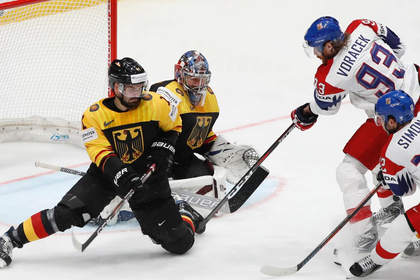 Chancenlos: Gegen Voracek und Simon (r.) war für das deutsche Team Schluss.