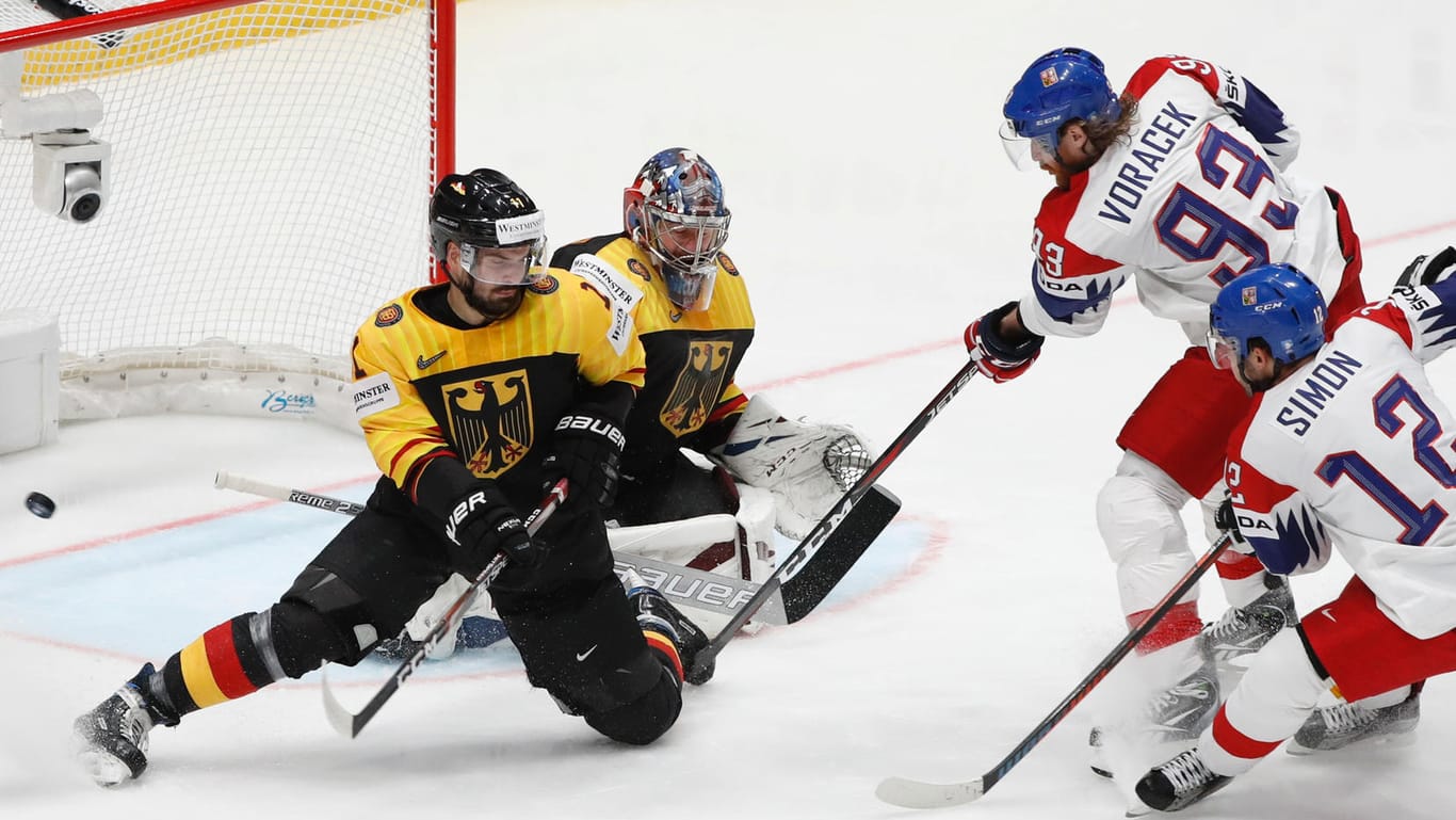 Chancenlos: Gegen Voracek und Simon (r.) war für das deutsche Team Schluss.