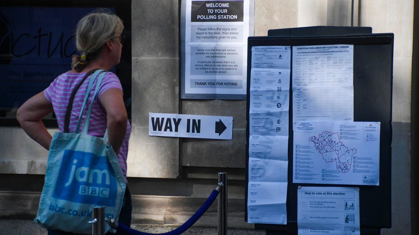 Eine Frau steht vor einem Wahllokal in London: Die Briten und Niederländer geben den Auftakt zur Europawahl.