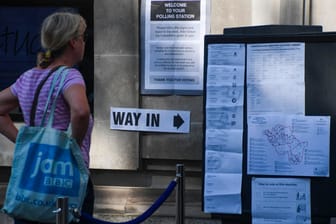 Eine Frau steht vor einem Wahllokal in London: Die Briten und Niederländer geben den Auftakt zur Europawahl.