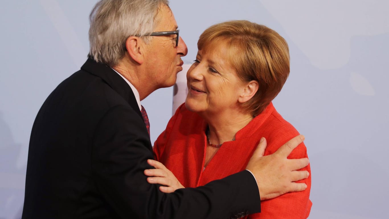 ean Claude Juncker küsst Angela Merkel: Der scheidende EU-Kommissionspräsident hat die Bundeskanzlerin für ihre Arbeit gelobt.