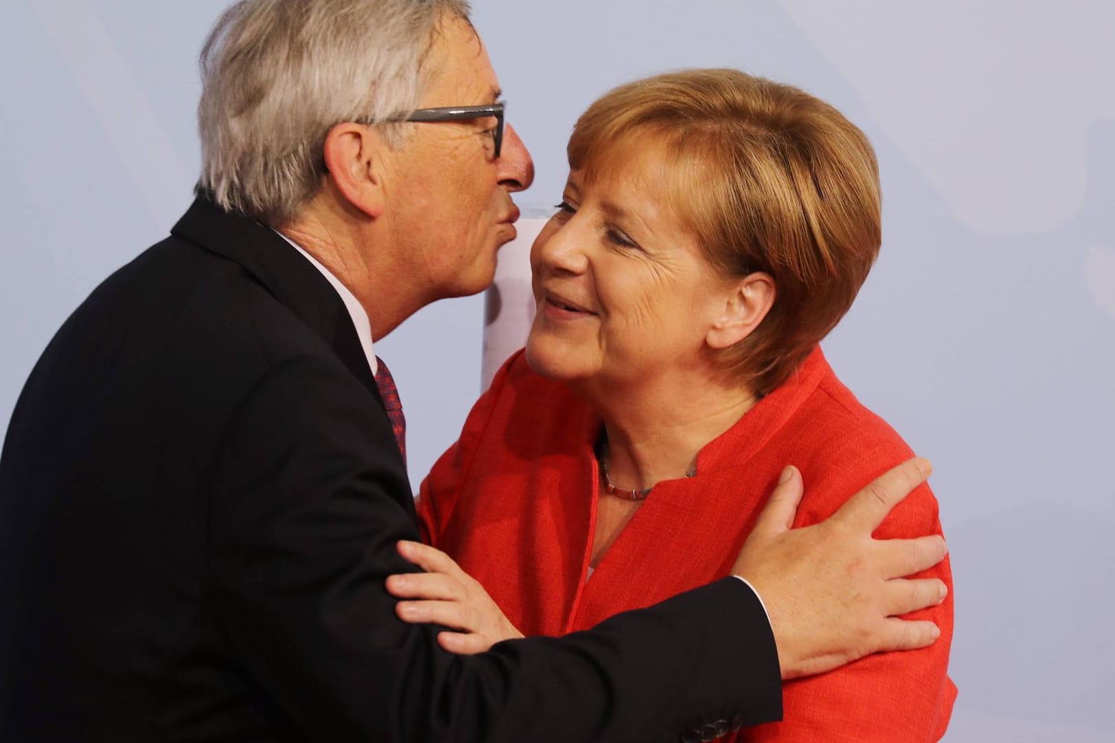 ean Claude Juncker küsst Angela Merkel: Der scheidende EU-Kommissionspräsident hat die Bundeskanzlerin für ihre Arbeit gelobt.