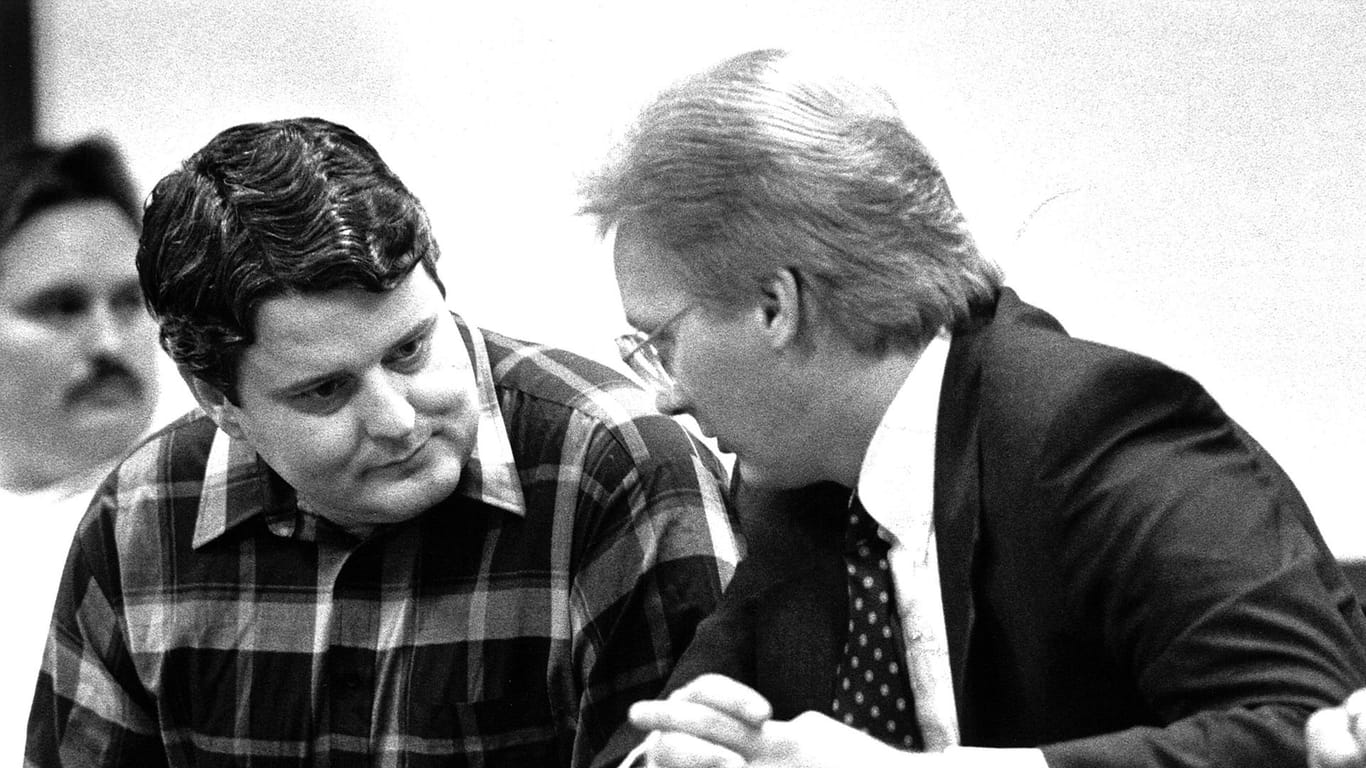 Robert Joe Long (l.) mit seinem Anwalt: Der Serienmörder wurde im Jahr 1985 zum Tode verurteilt.