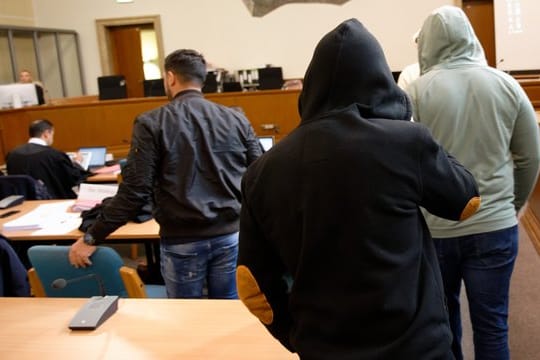 Die Angeklagten kommen beim Prozess um die sogenannte Scharia-Polizei in einen Gerichtssaal des Landgerichts Wuppertal.