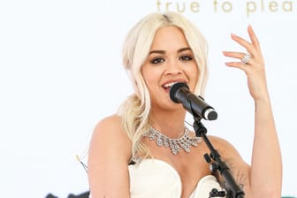 Rita Ora in Cannes: Bei einer Party trug die Sängerin ein Diamantcollier und ein schulterfreies weißes Kleid.