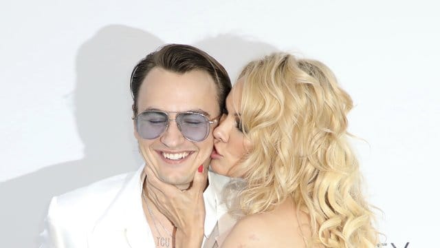 Ein Küsschen von der Mama: Pamela Anderson kommt mit ihrem Sohn Brandon Thomas Lee zur Aids-Gala.