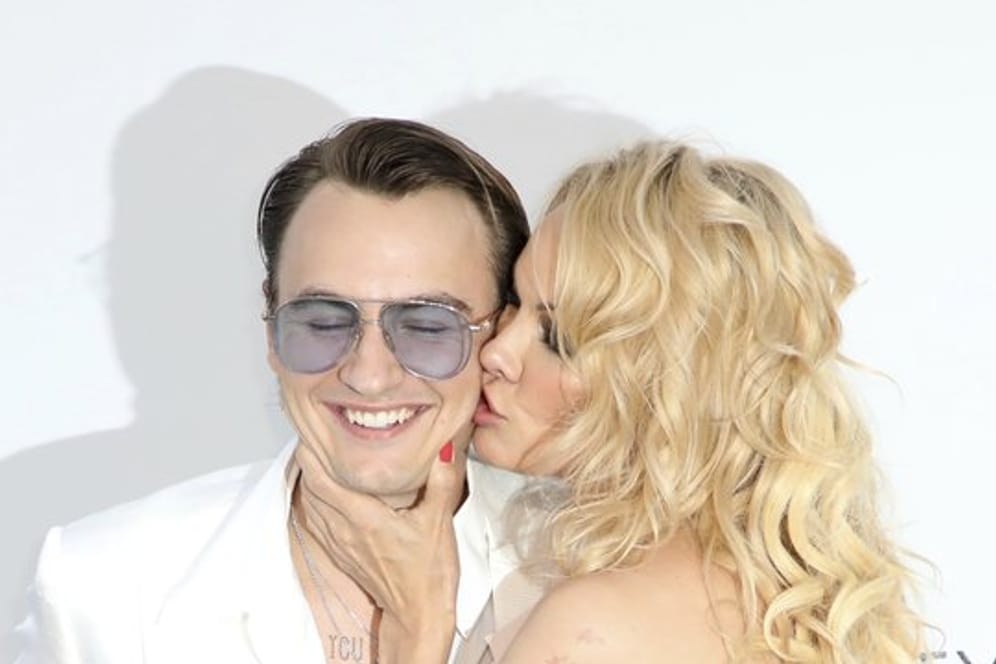 Ein Küsschen von der Mama: Pamela Anderson kommt mit ihrem Sohn Brandon Thomas Lee zur Aids-Gala.