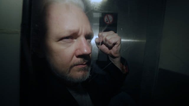 Assange drohen im Fall einer Auslieferung an die USA und einer Verurteilung in allen nun insgesamt 18 Anklagepunkten eine Höchststrafe von insgesamt bis zu 175 Jahren Haft. Assange drohen im Fall einer Auslieferung an die USA und einer Verurteilung in allen nun insgesamt 18 Anklagepunkten eine Höchststrafe von insgesamt bis zu 175 Jahren Haft.