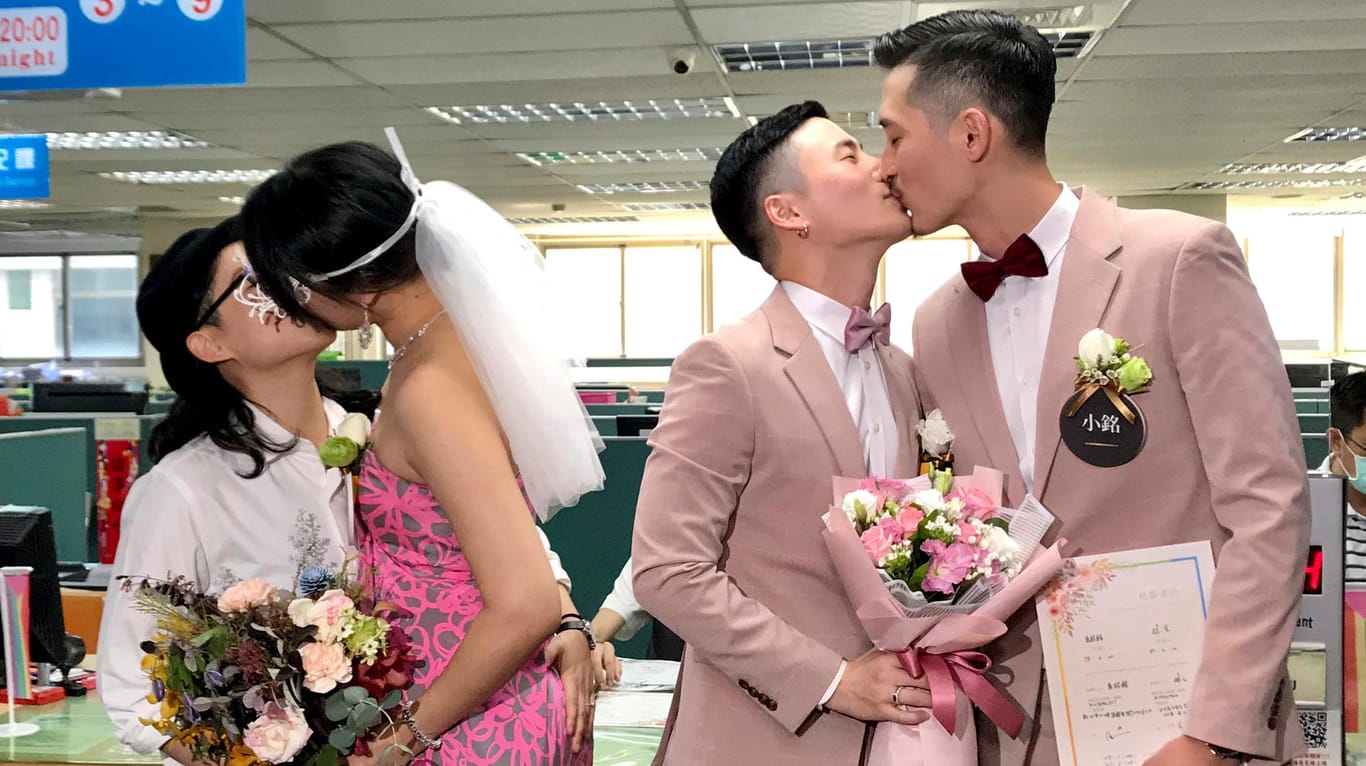 Zwei Paare küssen sich nach ihrer Heirat in Taipei: Die ersten gleichgeschlechtlichen Paare schlossen am Morgen in Taiwan den Bund fürs Leben.