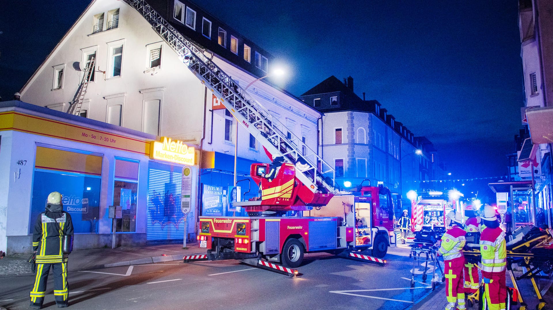 Einsatzkräfte stehen vor einem Haus in Bochum: Die Feuerwehr hat Menschen aus einem brennenden Haus gerettet.