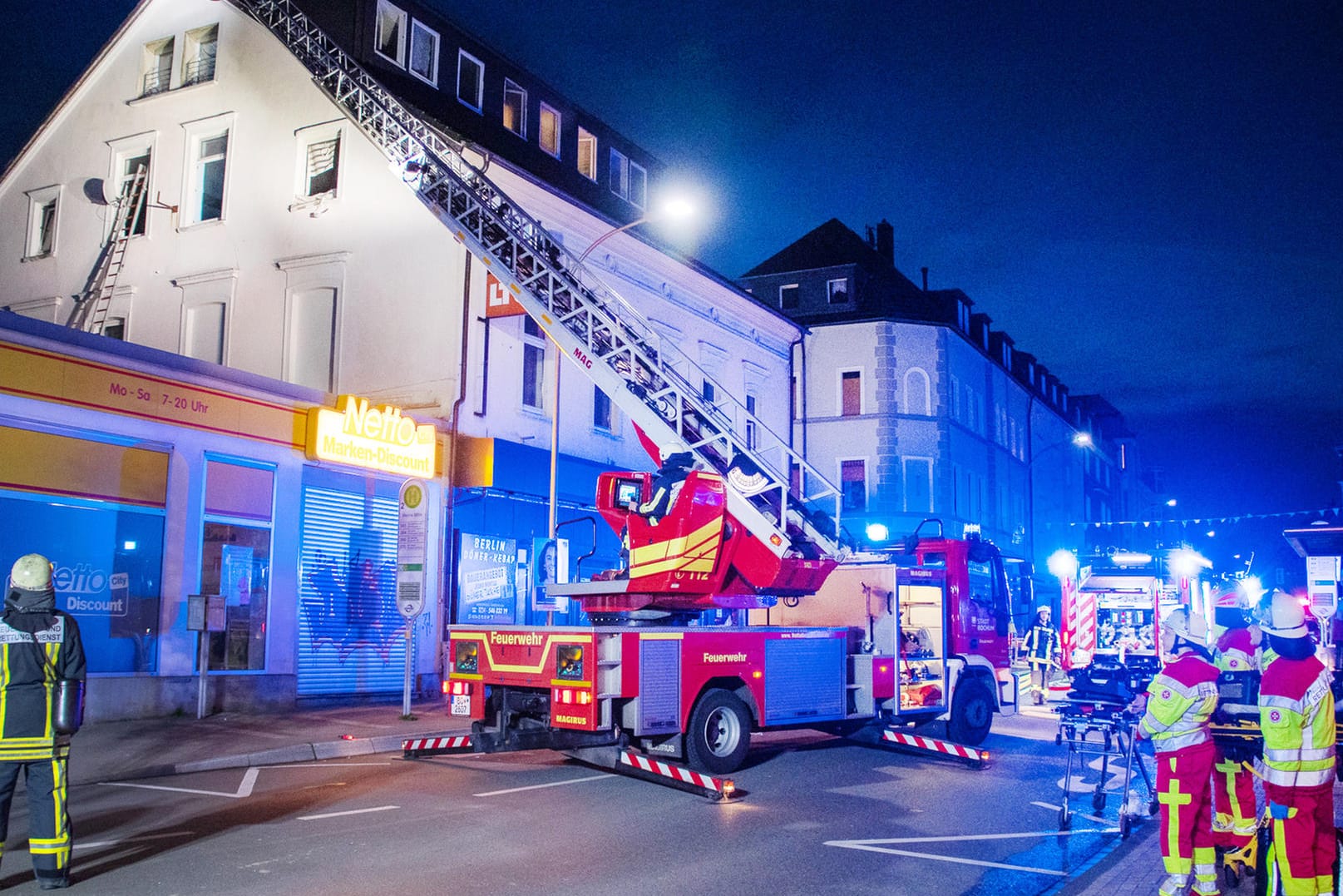 Einsatzkräfte stehen vor einem Haus in Bochum: Die Feuerwehr hat Menschen aus einem brennenden Haus gerettet.