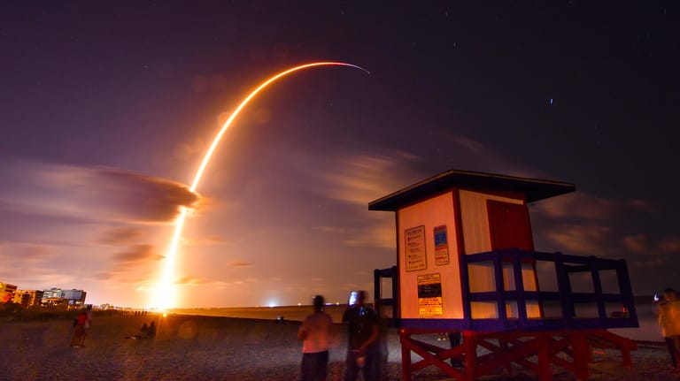 Start einer Falcon-9-Rakete in Cape Canaveral: Die private Raumfahrtgesellschaft SpaceX hat die ersten 60 von geplanten 12.000 Internet-Satelliten ins All geschossen.