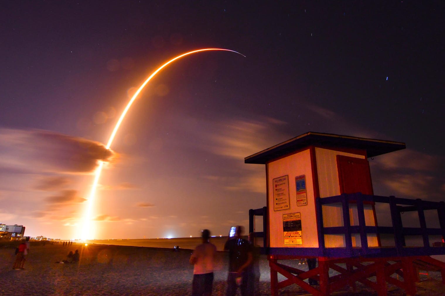 Start einer Falcon-9-Rakete in Cape Canaveral: Die private Raumfahrtgesellschaft SpaceX hat die ersten 60 von geplanten 12.000 Internet-Satelliten ins All geschossen.