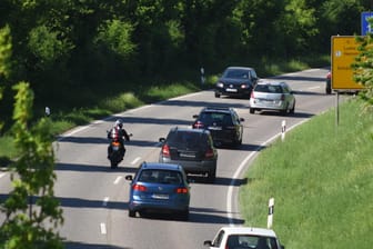 Autos im Straßenverkehr: In unübersichtlichen Situationen wie etwa vor Kurven sollten Verkehrsteilnehmer Überholvorgänge besser unterlassen.