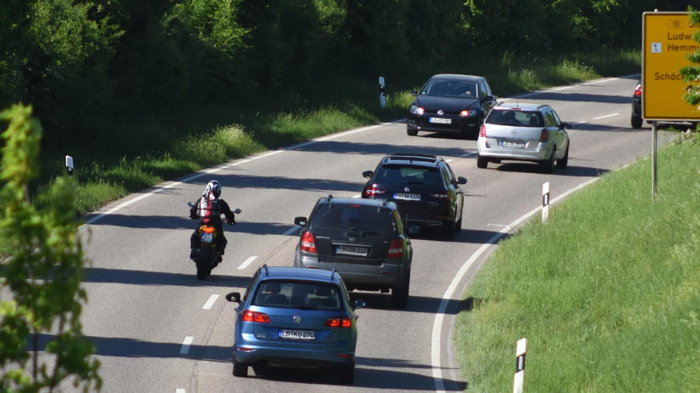 Autos im Straßenverkehr: In unübersichtlichen Situationen wie etwa vor Kurven sollten Verkehrsteilnehmer Überholvorgänge besser unterlassen.