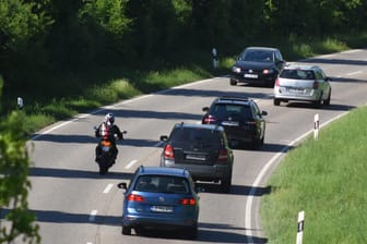 Autos im Straßenverkehr: In unübersichtlichen Situationen wie etwa vor Kurven sollten Verkehrsteilnehmer Überholvorgänge besser unterlassen.