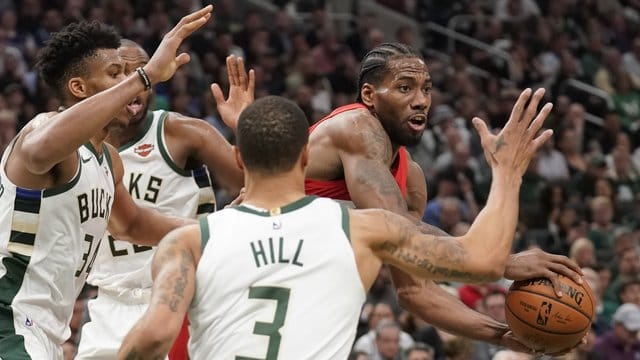 Kawhi Leonard (r) setzt sich gleich gegen drei Gegenspieler durch.