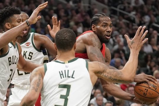 Kawhi Leonard (r) setzt sich gleich gegen drei Gegenspieler durch.