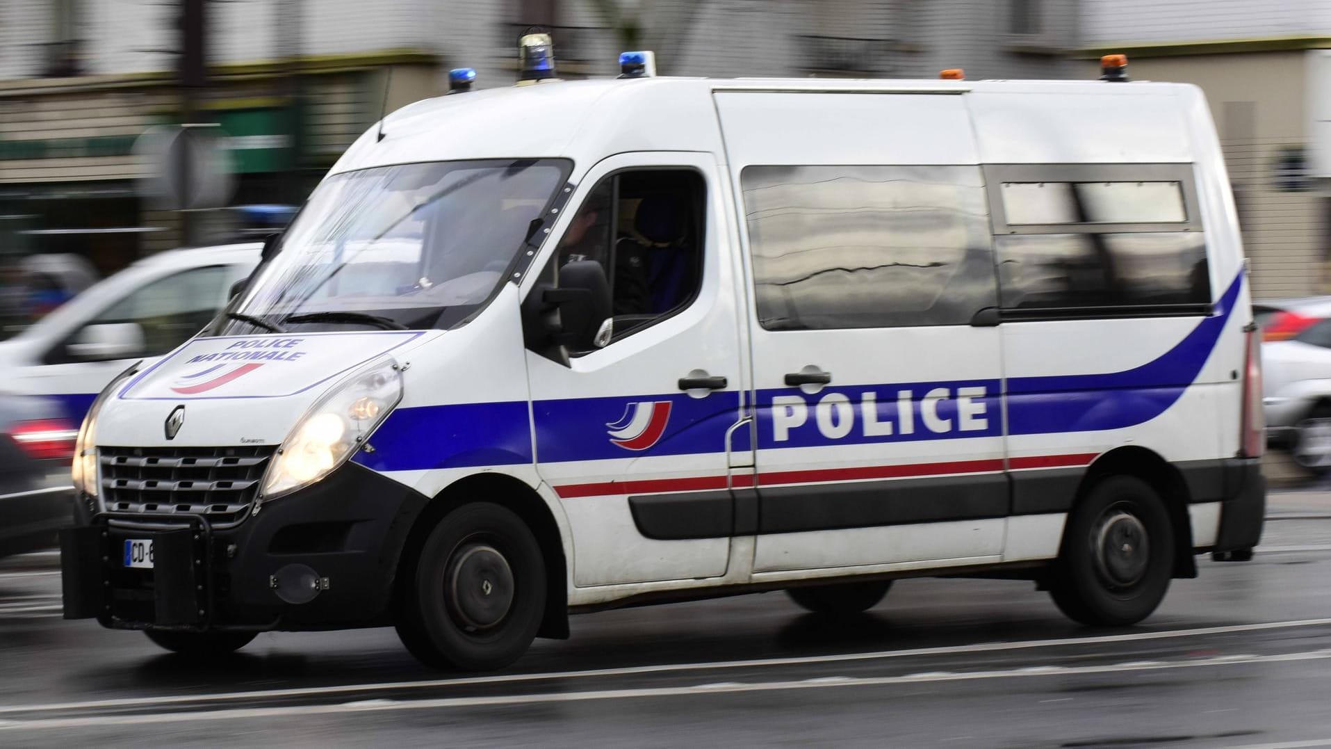 Wagen Polizei in Frankreich (Symbolbild): Im Alter von 102 Jahren soll eine Frau einen Mord begangen haben.