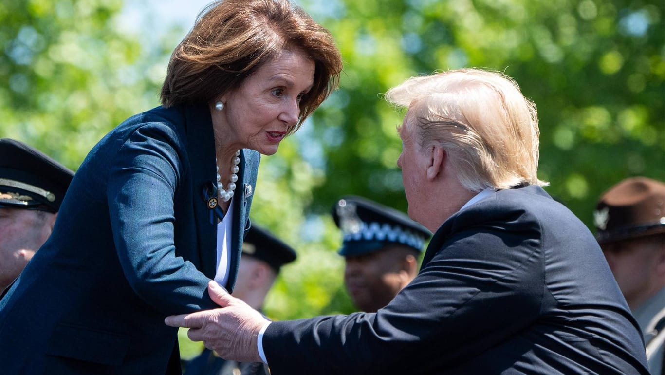 Donald Trump und Nancy Pelosi: Der US-Präsident und die Demokratin verachten sich gegenseitig.