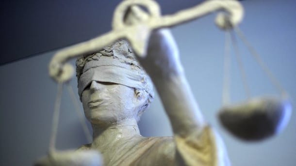 Statue der Justizia (Symbolbild): Nach einem tödlichen Schuss auf seinen Kollegen hat die Bonner Staatsanwaltschaft einen jungen Polizisten angeklagt.