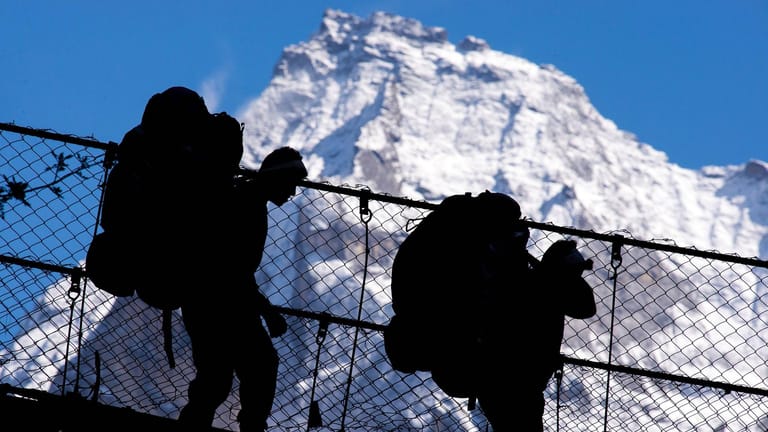 Bergsteiger auf dem Weg zum Mount Everest: Seit der ersten Besteigung des Everest 1953 schafften es mehr als 5.000 Menschen auf den Gipfel.