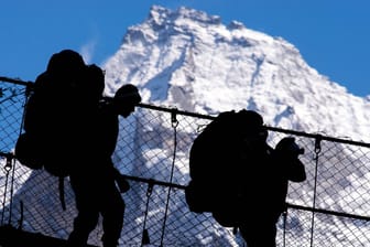Bergsteiger auf dem Weg zum Mount Everest: Seit der ersten Besteigung des Everest 1953 schafften es mehr als 5.000 Menschen auf den Gipfel.