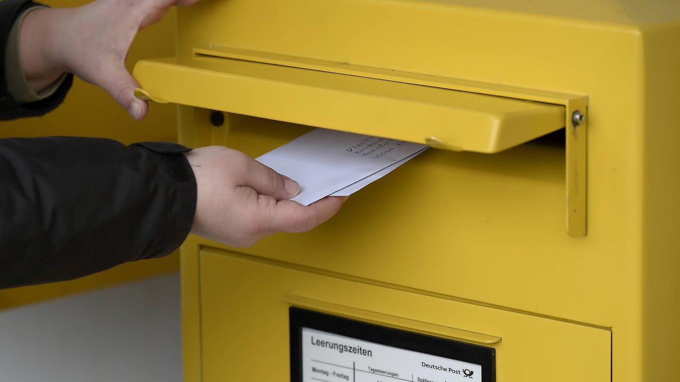Briefkasten der Deutschen Post: Der Konzern plant eine weitere Portoerhöhung.