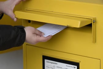 Briefkasten der Deutschen Post: Der Konzern plant eine weitere Portoerhöhung.