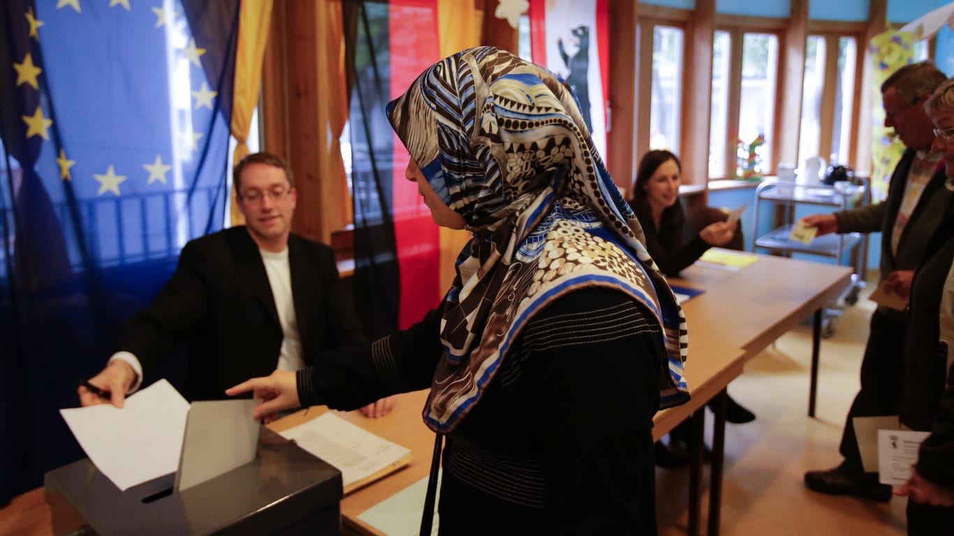 Bundestagswahl 2013: Eine Wählerin wirft ihren Wahlzettel in einem Berliner Wahllokal in die Urne.