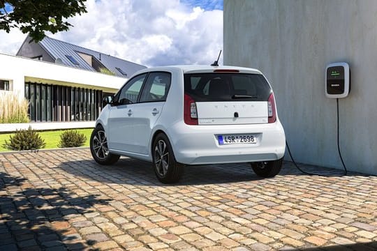 Kleiner Kabelträger: Skoda fährt den Citigo zum Jahresende auch als Elektroauto vor.