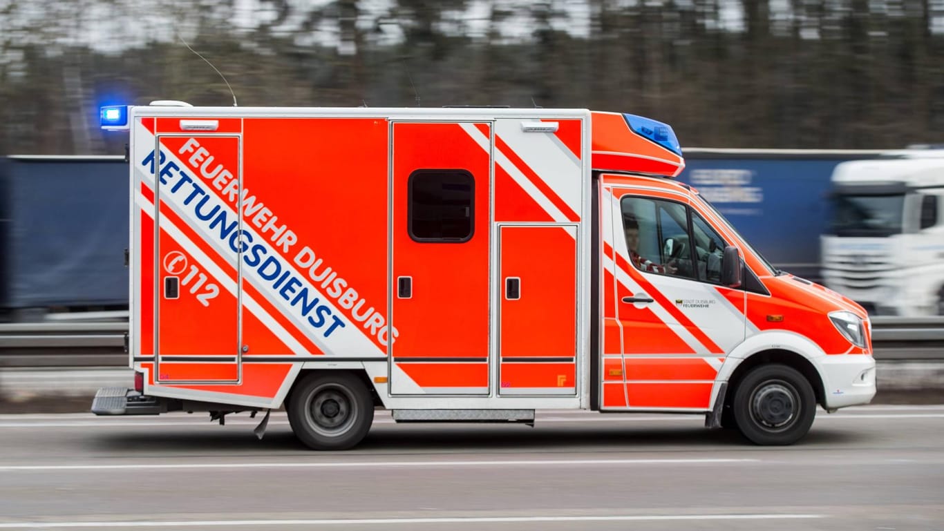 Rettungswagen der Feuerwehr Duisburg (Symbolbild): Ein knapp einjähriges Kind ist nach einem Sturz aus einem Fenster gestorben.