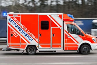 Rettungswagen der Feuerwehr Duisburg (Symbolbild): Ein knapp einjähriges Kind ist nach einem Sturz aus einem Fenster gestorben.