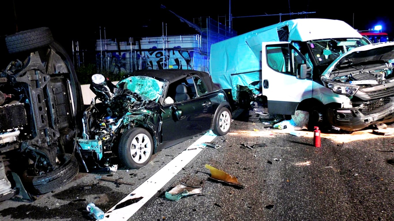 Trümmerfeld auf der Autobahn 5 in Hessen: Bei Erzhausen wurden bei dem Zusammenstoß eines Autos mit zwei Kleinlastern sechs Menschen verletzt.