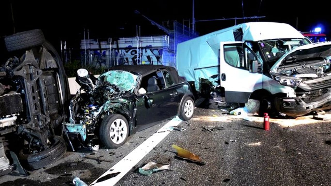 Bei einem Unfall zertrümmerte Autos und Kleinlaster stehen auf der Autobahn 5 bei Erzhausen.
