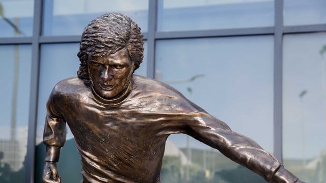 In Belfast war die Statue von George Best enthüllt worden.