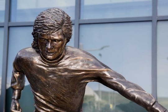 In Belfast war die Statue von George Best enthüllt worden.