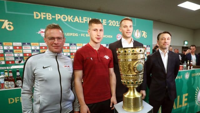 Leipzigs Trainer Ralf Rangnick (l-r), Leipzigs Kapitän Willi Orban, Münchens Torwart Manuel Neuer und Bayern-Trainer Niko Kovac beim Fototermin. Leipzigs Trainer Ralf Rangnick (l-r), Leipzigs Kapitän Willi Orban, Münchens Torwart Manuel Neuer und Bayern-Trainer Niko Kovac beim Fototermin.