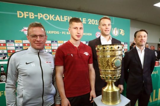 Leipzigs Trainer Ralf Rangnick (l-r), Leipzigs Kapitän Willi Orban, Münchens Torwart Manuel Neuer und Bayern-Trainer Niko Kovac beim Fototermin.