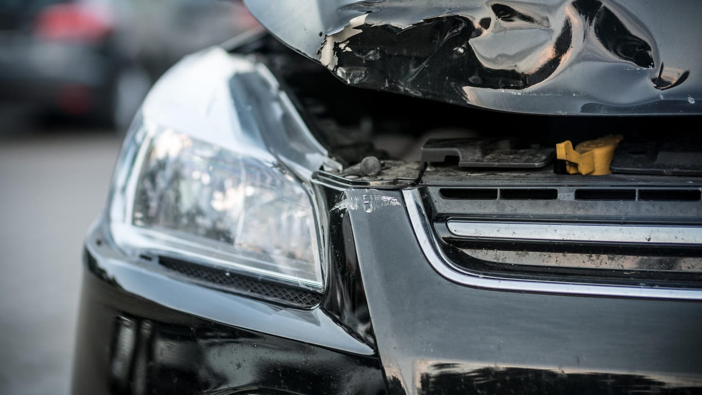 Unfallschäden an einem Auto: Es gehört zwar zu den Grundlagen des Autofahrens, doch gerade beim Linksabbiegen passieren häufig Unfälle.