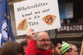 Ein Demonstrant hält ein Schild gegen die Urheberrechtsreform der EU hoch: Polen klagt vor dem EuGH gegen die unbeliebten Uploadfilter.