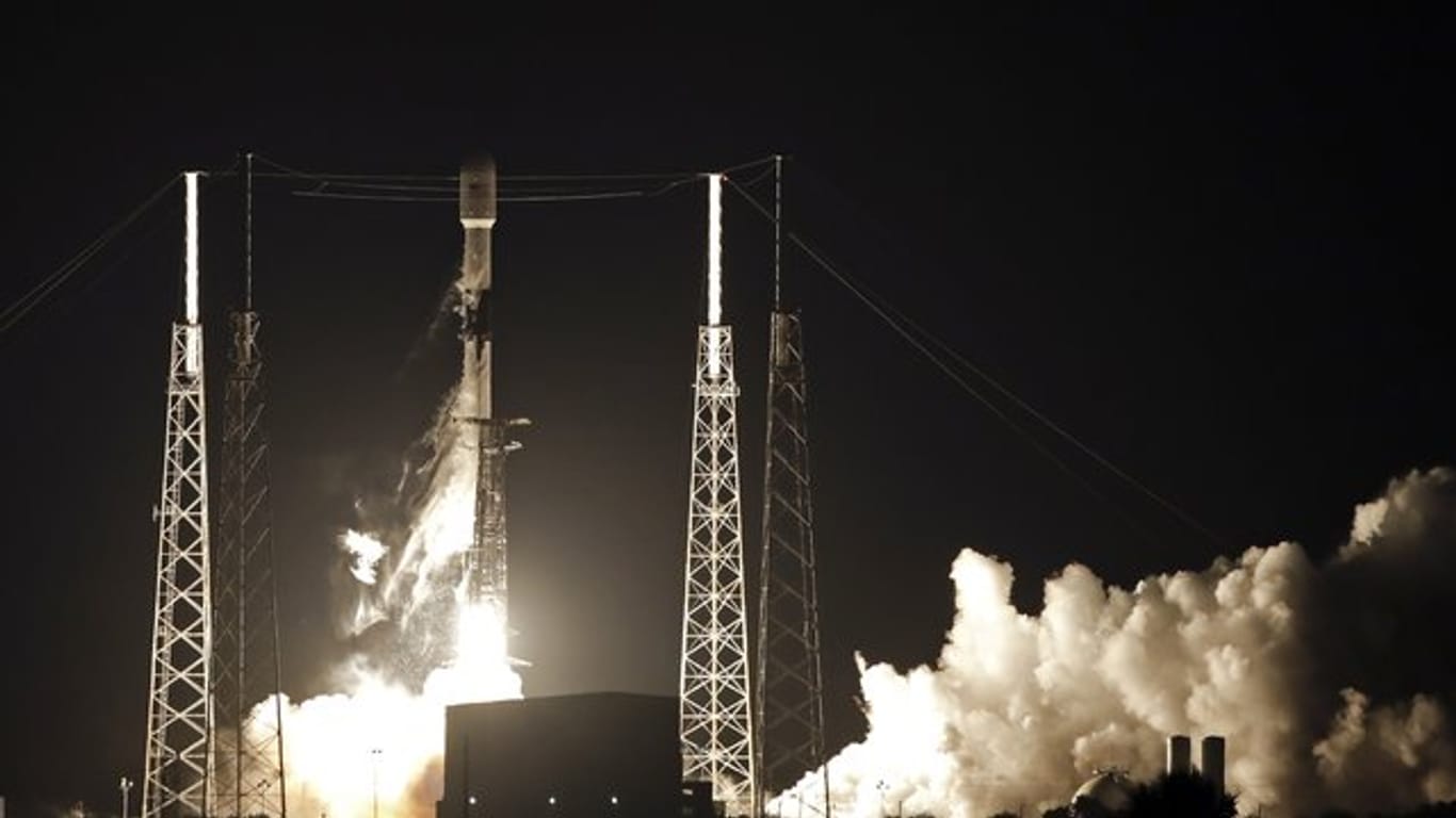 Eine Falcon 9 SpaceX-Rakete mit einer Nutzlast von 60 Satelliten für das Starlink-Breitbandnetz von SpaceX startet vom Luftwaffenstützpunkt Cape Canaveral.