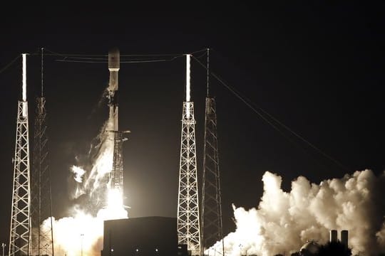 Eine Falcon 9 SpaceX-Rakete mit einer Nutzlast von 60 Satelliten für das Starlink-Breitbandnetz von SpaceX startet vom Luftwaffenstützpunkt Cape Canaveral.