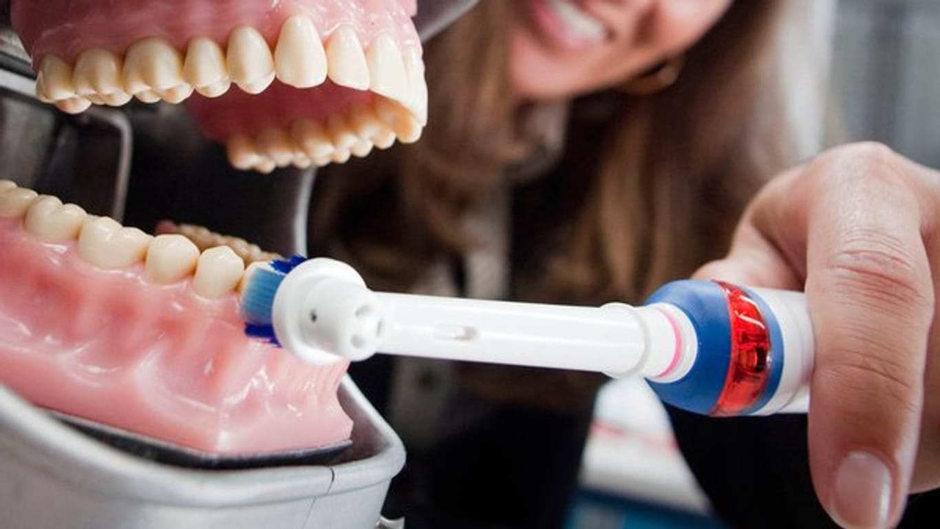 Nutzer elektrischer Zahnbürsten verloren im Beobachtungszeitraum im Schnitt 0,4 Zähne weniger als Nutzer mechanischer Zahnbürsten, heißt es in der Studie.