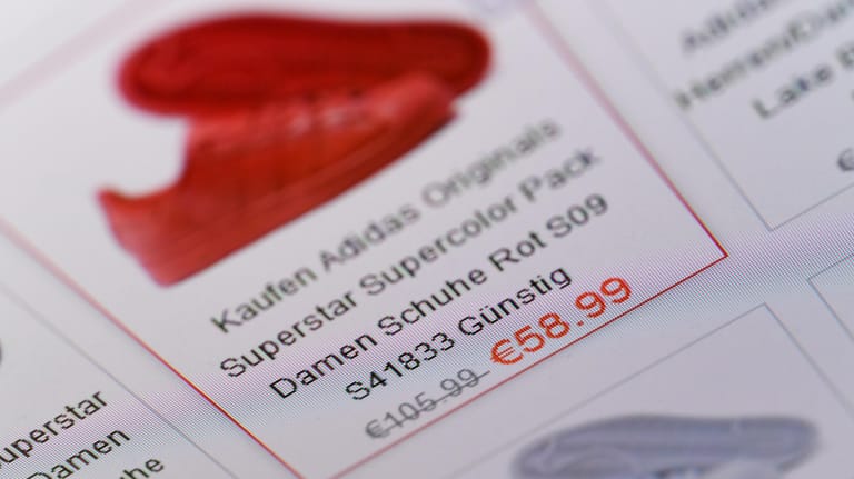 Ein Paar Adidas-Sneaker wird im Internet zum Schnäppchen-Preis angeboten: Kann das ein wahrhaftiges Angebot sein?