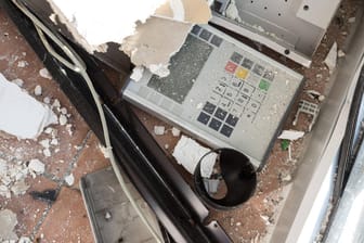Zerstörter Geldautomat (Archivbild): Zwei Männer haben in Fürth einen Geldautomaten gesprengt und sind durch drei Bundesländer geflüchtet.